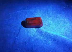 does kyanite glow under black light?